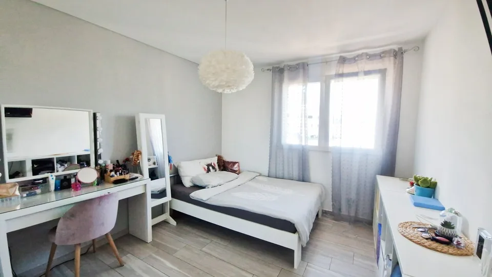 Moderne unabhängige 6,5-Zimmer-Villa mit Garten und Whirlpool