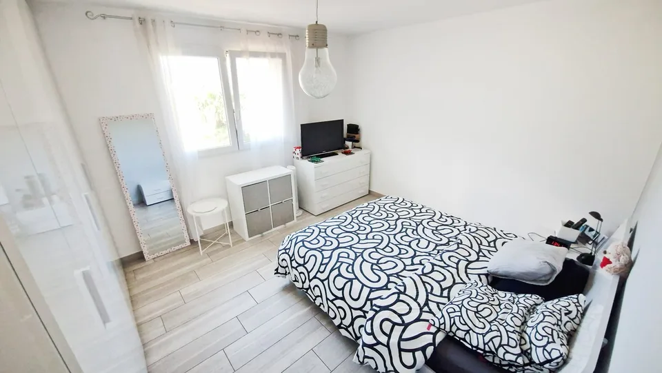 Moderne unabhängige 6,5-Zimmer-Villa mit Garten und Whirlpool