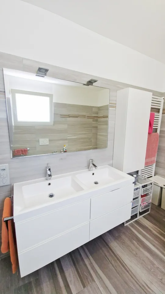 Moderne unabhängige 6,5-Zimmer-Villa mit Garten und Whirlpool