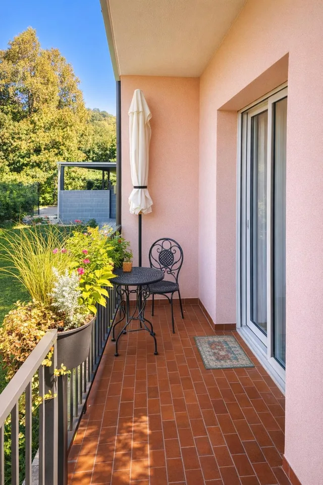 Bifamilienhaus 4,5 und 4,5 mit Garten, drei Terrassen und großer Dachboden.