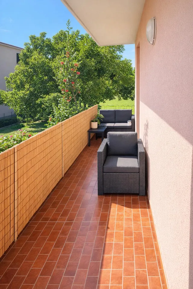 Bifamilienhaus 4,5 und 4,5 mit Garten, drei Terrassen und großer Dachboden.