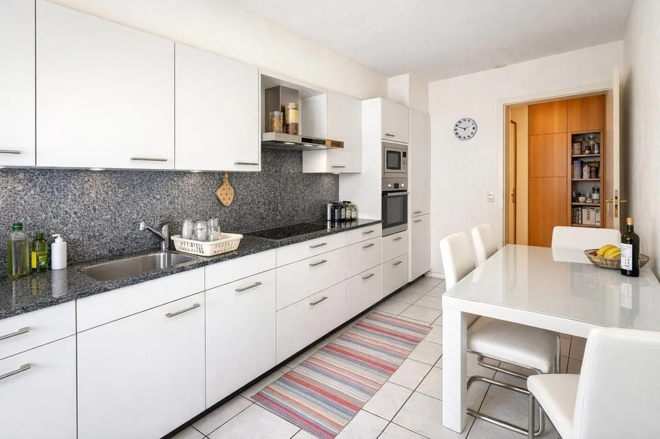 Raffiniertes 3,5-Zimmer-Wohnung mit überdachter Terrasse und hochwertigen Ausstattungen.