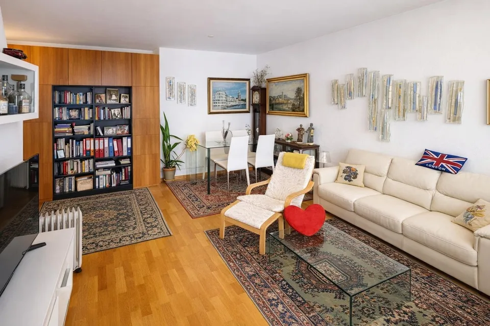 Raffiniertes 3,5-Zimmer-Wohnung mit überdachter Terrasse und hochwertigen Ausstattungen.
