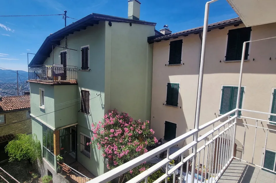 Ein 2,5-Zimmer-Wohnung mit Balkon und Seeblick