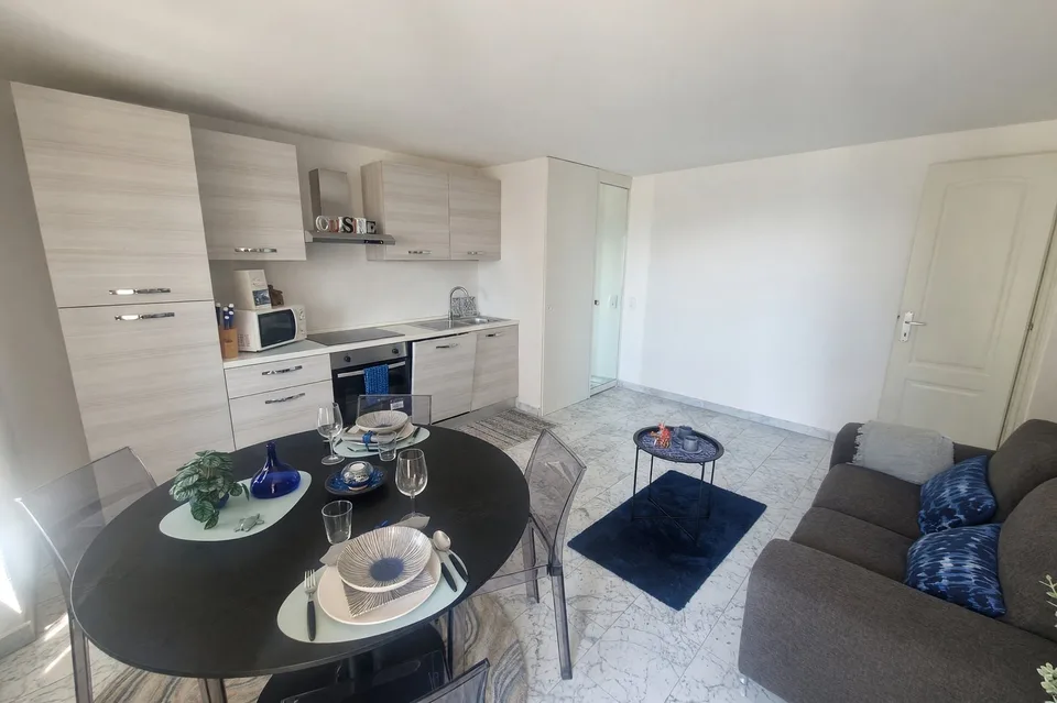 Ein 2,5-Zimmer-Wohnung mit Balkon und Seeblick