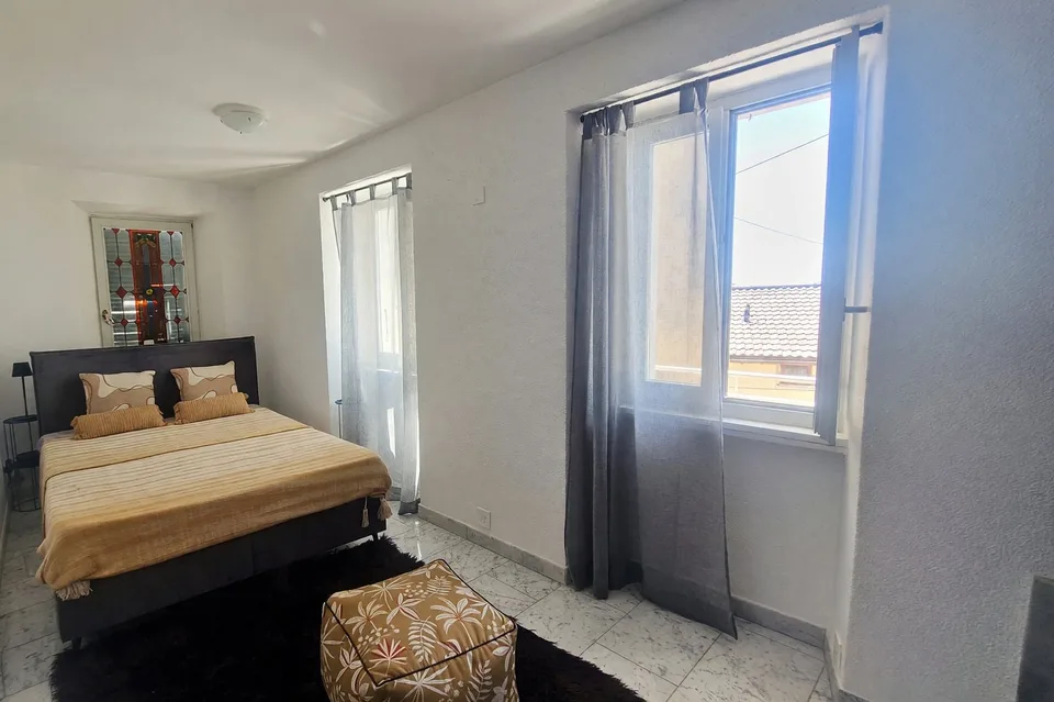 Ein 2,5-Zimmer-Wohnung mit Balkon und Seeblick