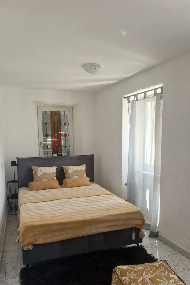 Ein 2,5-Zimmer-Wohnung mit Balkon und Seeblick