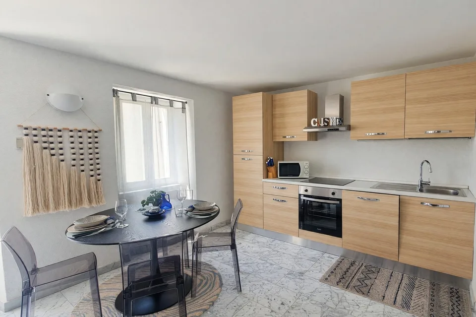 Ein 2,5-Zimmer-Wohnung mit Balkon und Seeblick