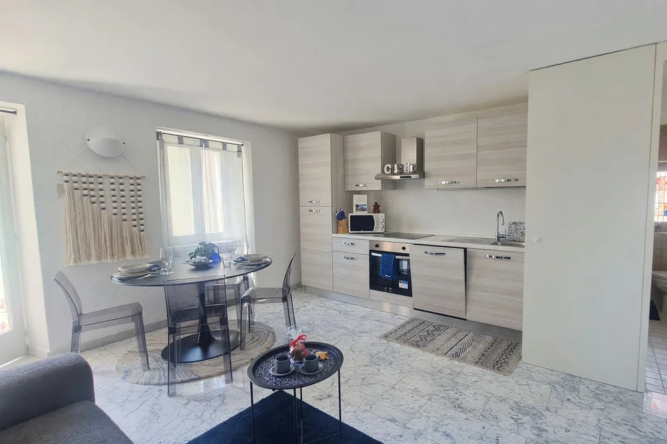 Ein 2,5-Zimmer-Wohnung mit Balkon und Seeblick