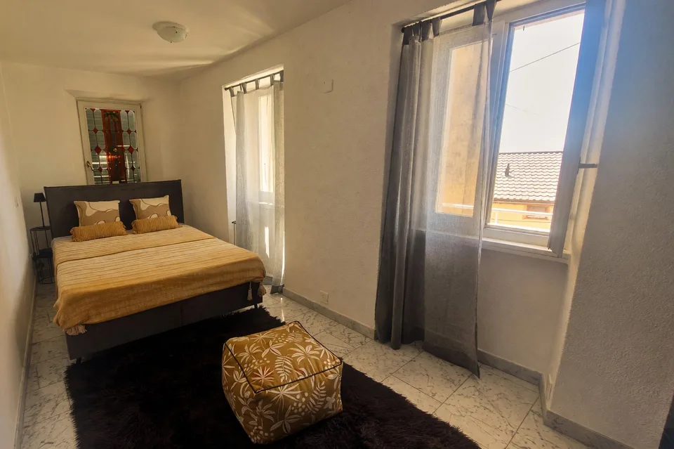 Ein 2,5-Zimmer-Wohnung mit Balkon und Seeblick