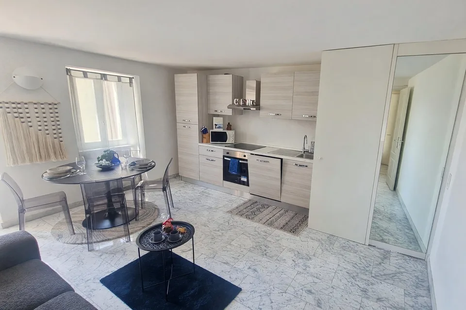 Ein 2,5-Zimmer-Wohnung mit Balkon und Seeblick