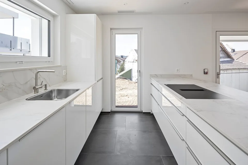 Construction neuve prête à être occupée : vie moderne et énergie efficace
