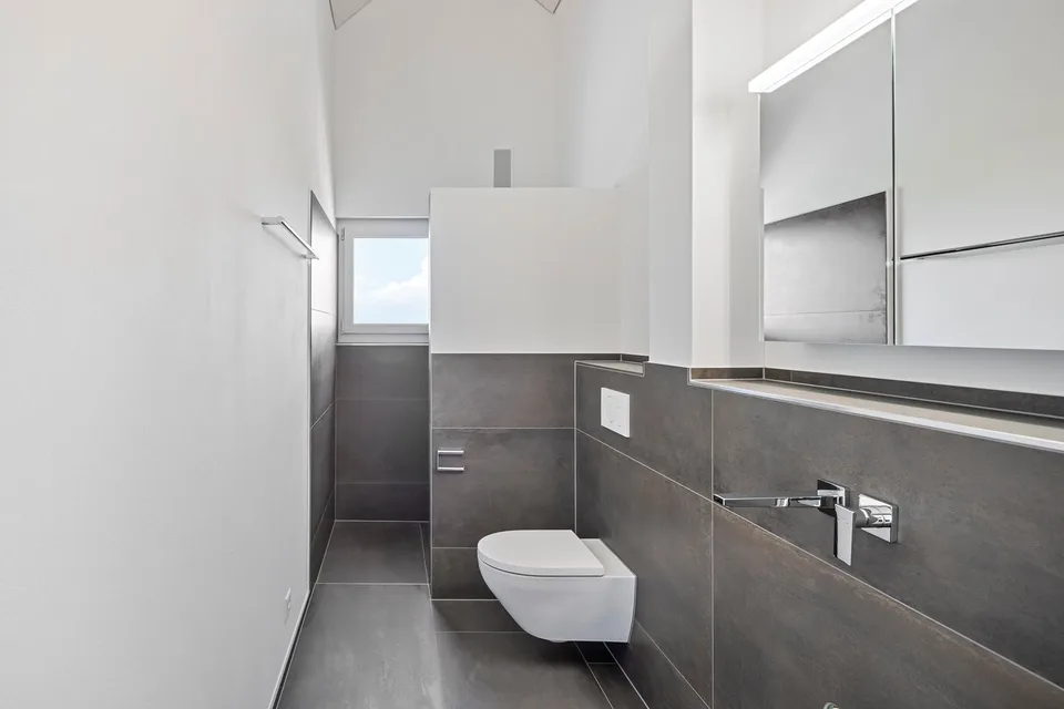 Construction neuve prête à être occupée : vie moderne et énergie efficace