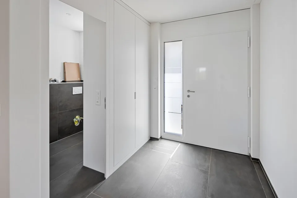 Construction neuve prête à être occupée : vie moderne et énergie efficace