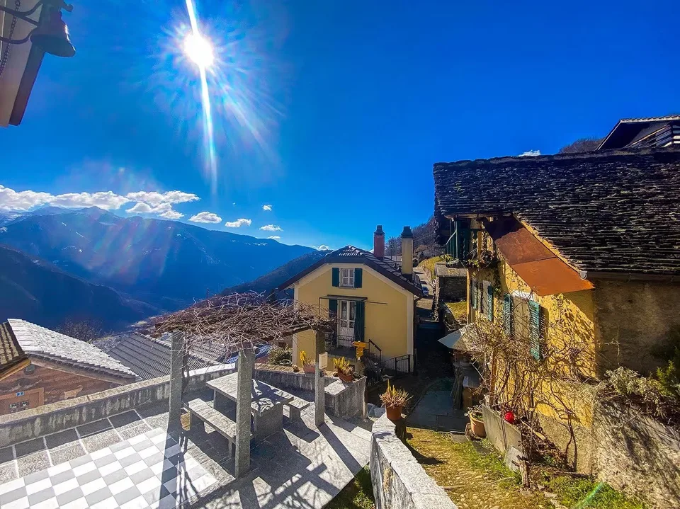 Charmante maison mitoyenne à Santa Maria Calanca avec vue panoramique