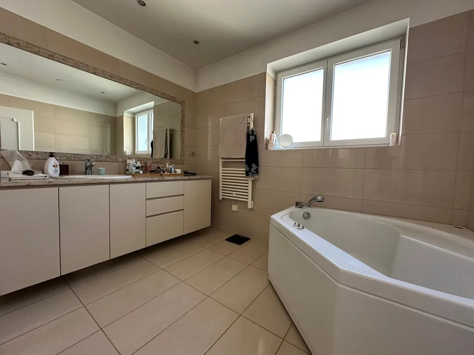 Villa Soleggiata con Vista Mozzafiato