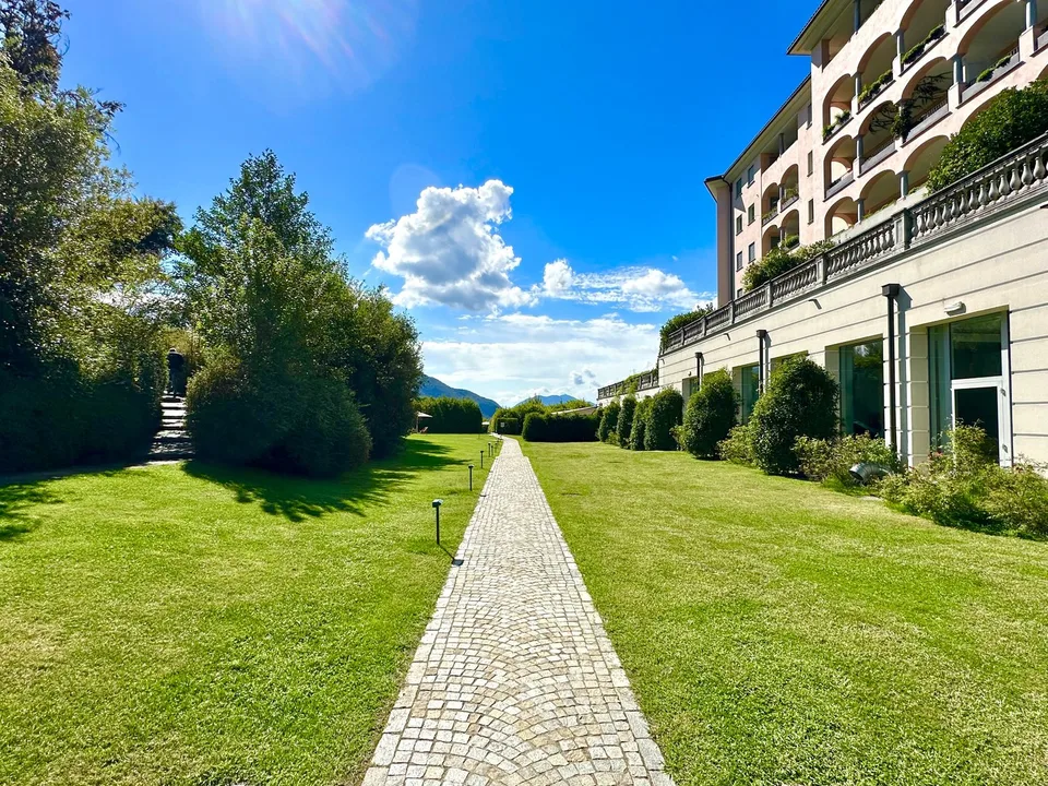 Propriété de luxe avec vue sur le lac et services exclusifs dans un resort 5 étoiles