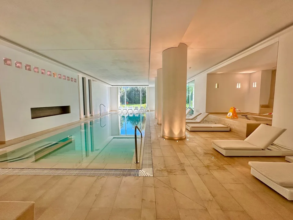 Propriété de luxe avec vue sur le lac et services exclusifs dans un resort 5 étoiles