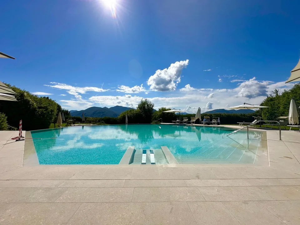 Propriété de luxe avec vue sur le lac et services exclusifs dans un resort 5 étoiles