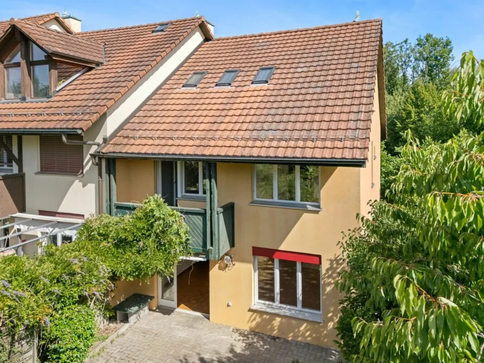 Maison d'angle de 5,5 pièces avec grand jardin et potentiel
