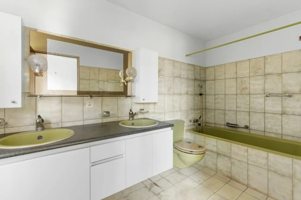 Maison d'angle de 5,5 pièces avec grand jardin et potentiel