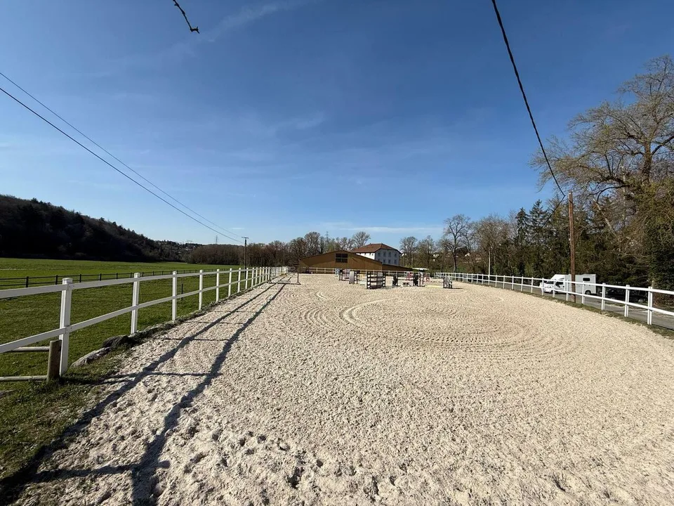 SELTEN - Luxus-Pferdeanlage an der Genfer Grenze