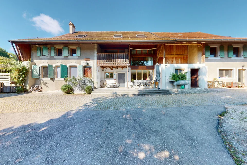 Magnificent renovated farm with 3 apartments and a stable