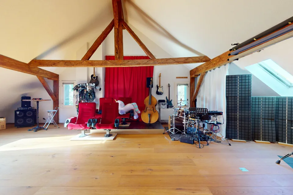 Magnificent renovated farm with 3 apartments and a horse stable