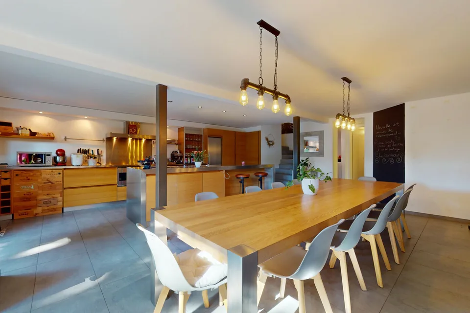 Magnificent renovated farm with 3 apartments and a horse stable