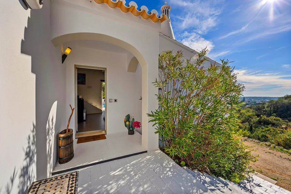 Nouveau prix ! Villa de charme rénovée, vue panoramique, à 8 minutes de Vilamoura et de ses golfs