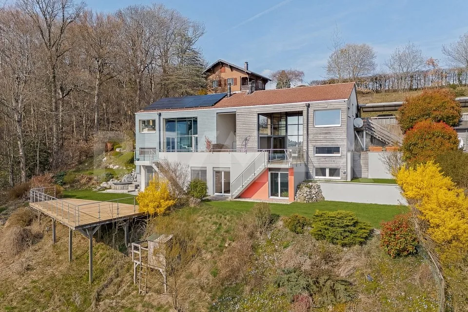 Pour les amoureux de rénovation : maison familiale avec vue lac