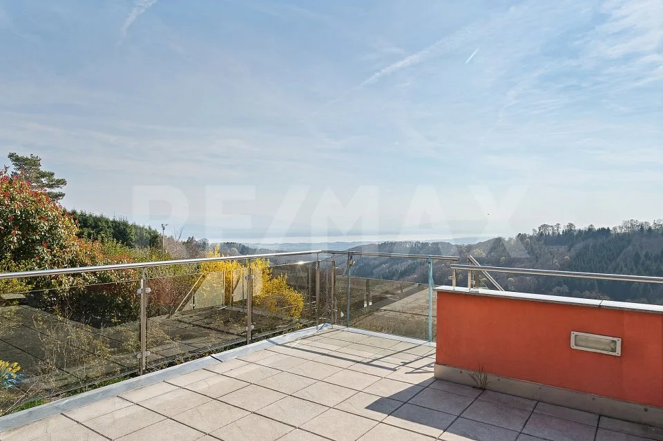 Für Renovationsliebhaber: Familienhaus mit Seeblick