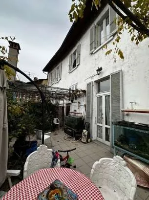 Capolago - Detached house with private courtyard to renovate, with terrace