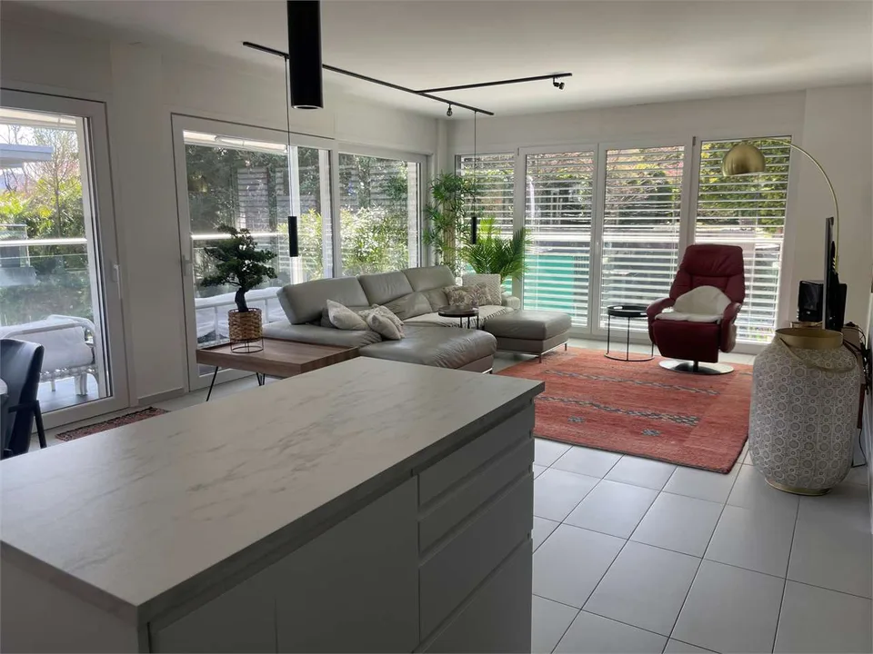Residenza moderna di pregio con ampio terrazzo e doppi servizi nel ver