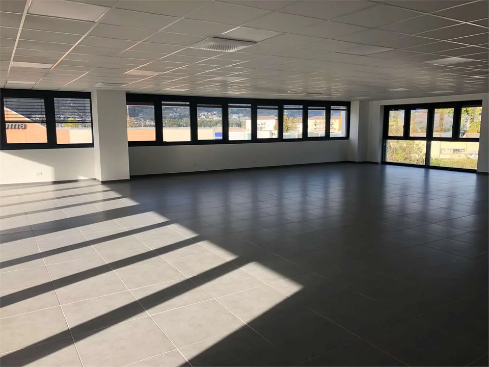 Moderne Gewerbefläche von 232 m² in Giubiasco zu vermieten