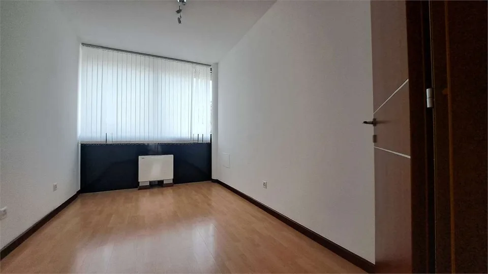 Mietbarer Gewerberaum in Pambio Noranco, unterteilarbar
