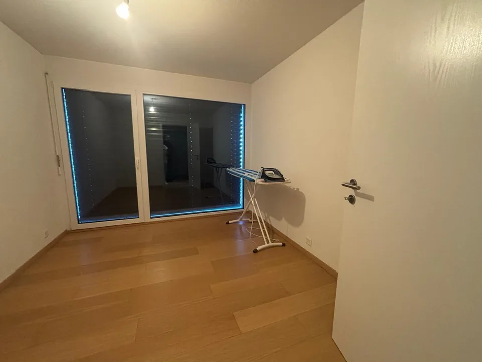4,5 Zimmer mit Seeblick, nahe Autobahn und öffentlichen Verkehrsmitteln