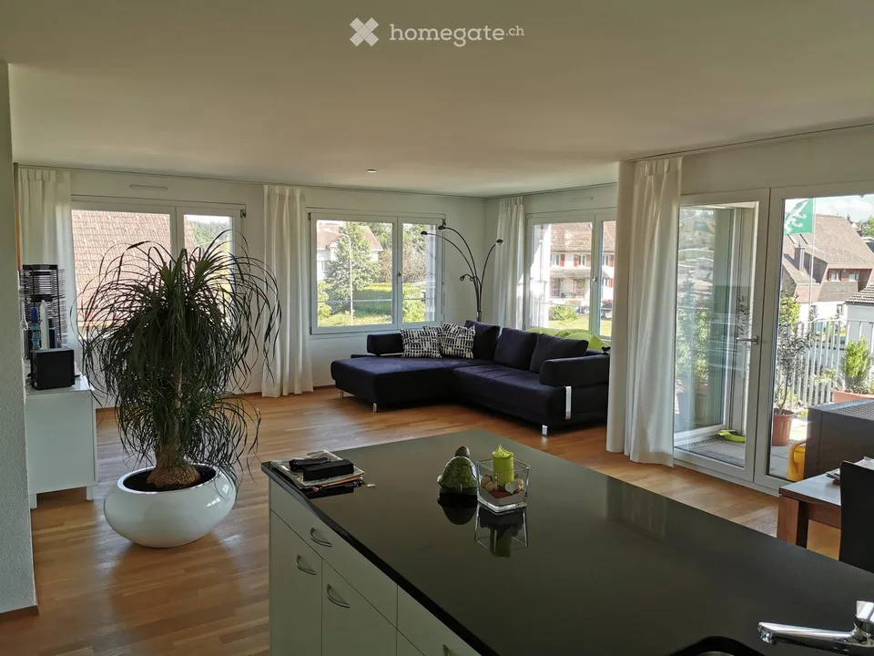 Grosszügige 3.5 Zimmer Wohnung im 1.OG
