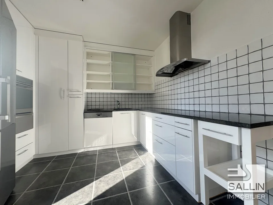GERÄUMIGES 3½-ZIMMER-WOHNUNG MIT BALKONEN IN RENOVIERUNG