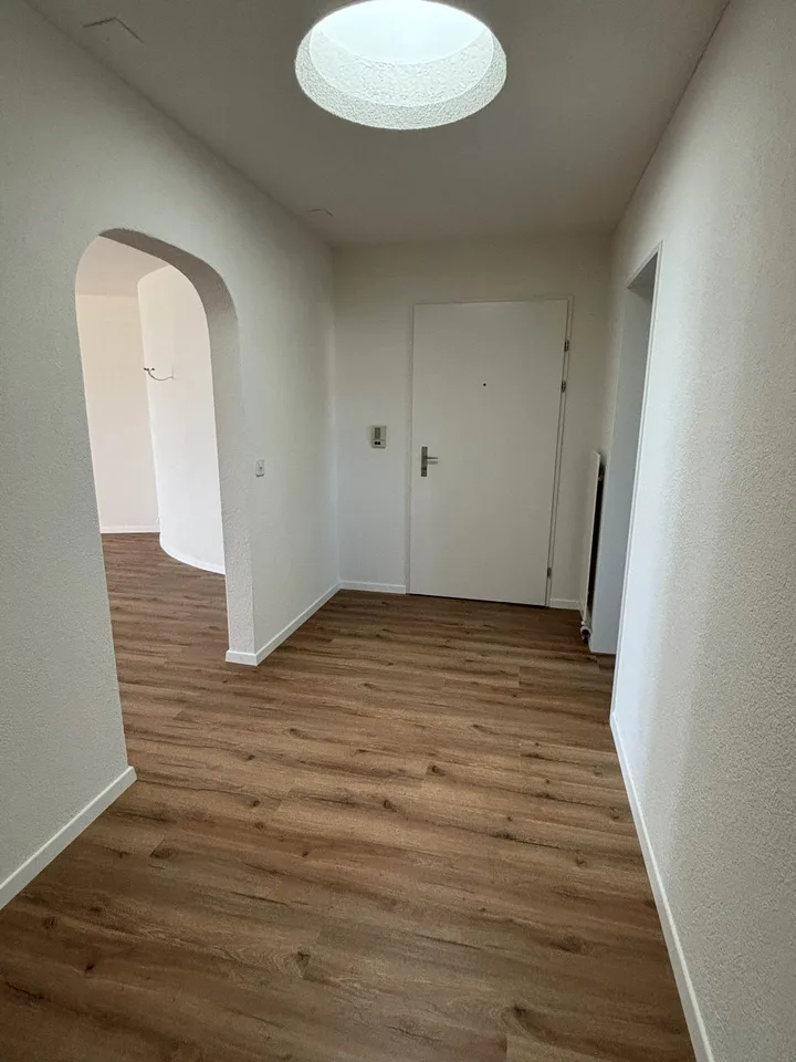 5 1/2-ZIMMER-ATTIKAWOHNUNG;  NEU RENOVIERT