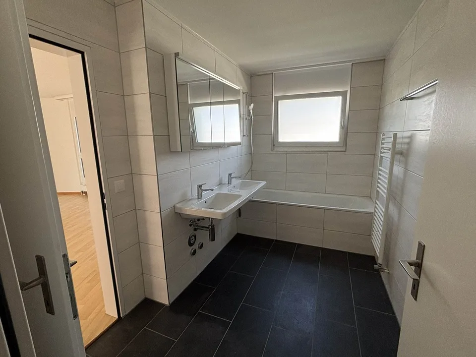 5 1/2-ZIMMER-ATTIKAWOHNUNG;  NEU RENOVIERT