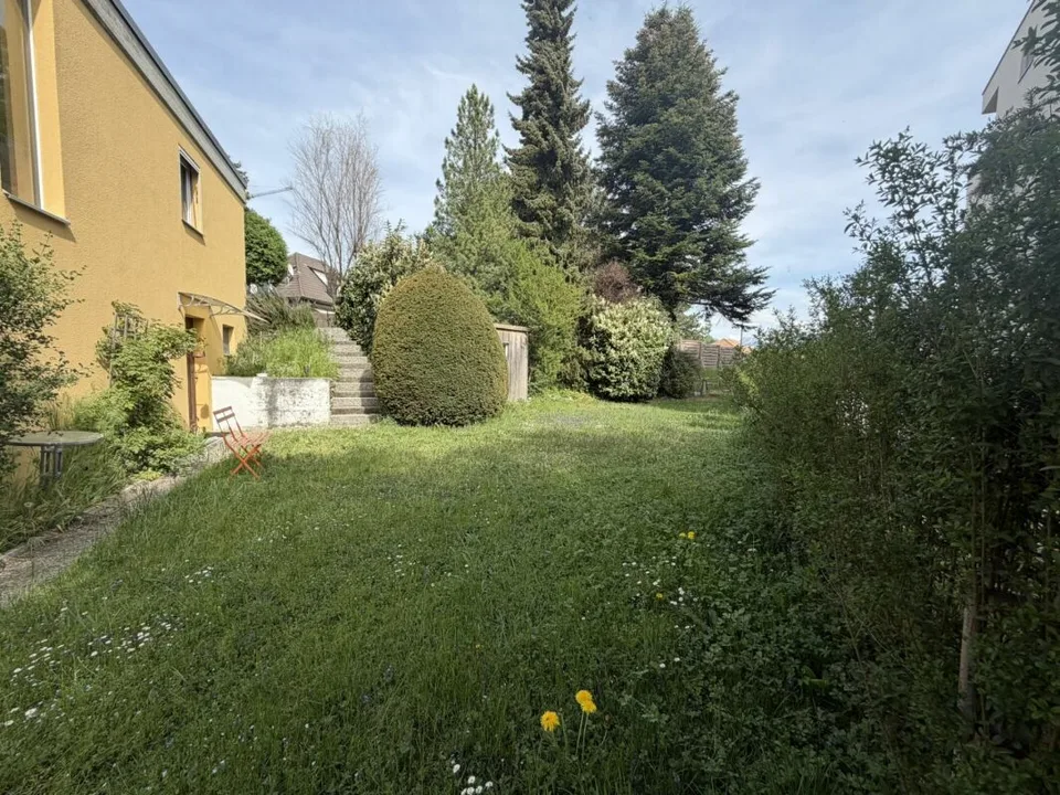 Wohnung mit 5,5 Zimmern - Doppelgarage - Großer Garten