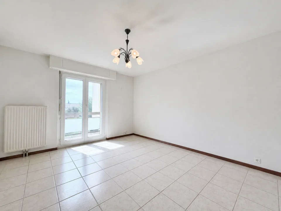 Wohnung mit 5,5 Zimmern - Doppelgarage - Großer Garten