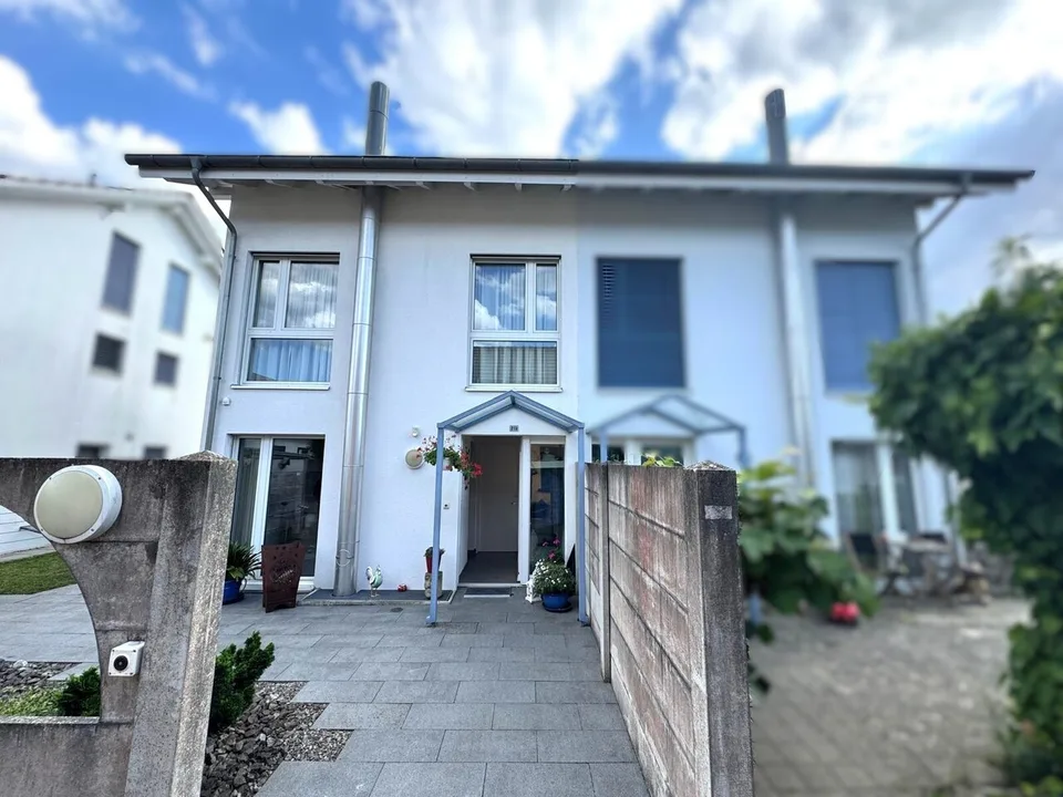 Reiheneinfamilienhaus mit Pool, Wintergarten und Partyraum