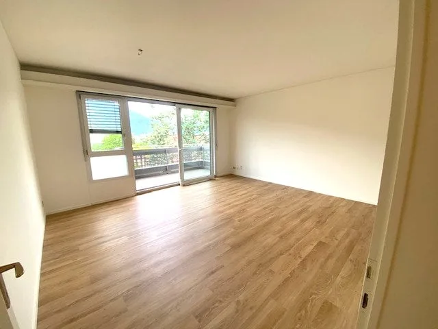 Luminoso appartamento di 3.5 locali con balcone a Vezia