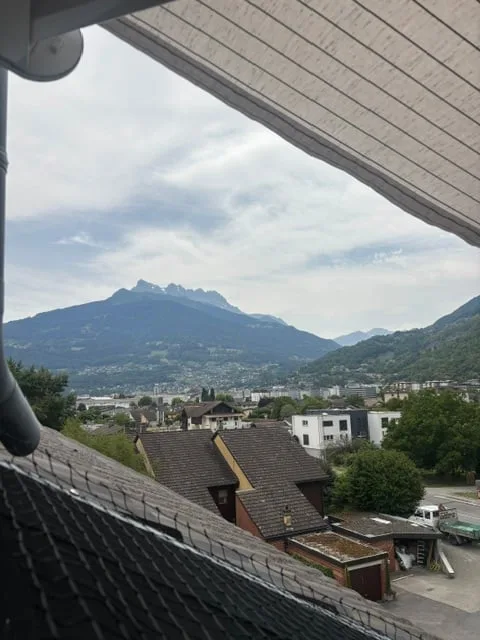 Geräumige 4.5-Zimmer-Dachwohnung mit Balkon in Collombey-Muraz