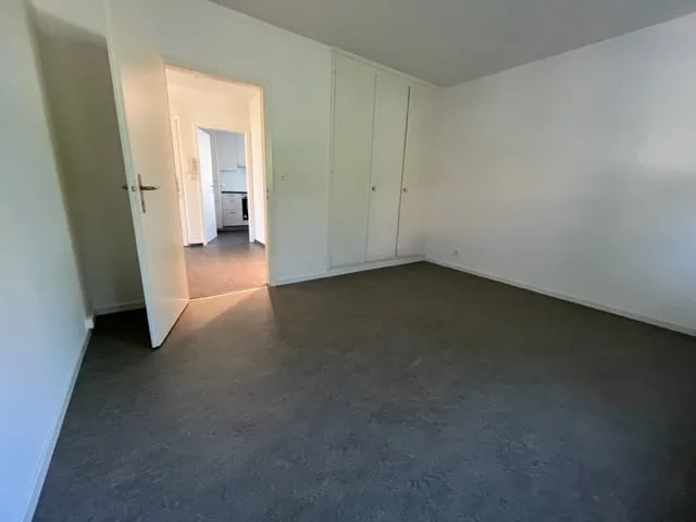 Tolle 2 Zimmer-Wohnung mit gedecktem Sitzplatz und Gartenanteil