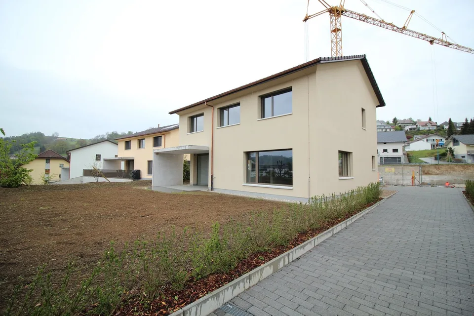 ZU VERMIETEN - Einfamilienhaus mit viel privatem Umschwung!