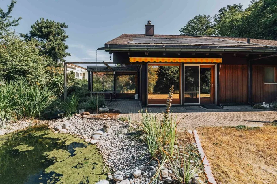 7.5-room living experience with gallery, lift, and pool on the edge of the forest