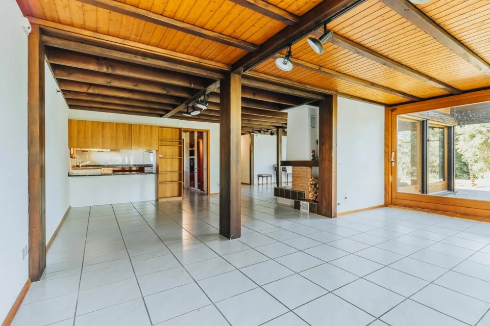 7.5-room living experience with gallery, lift, and pool on the edge of the forest